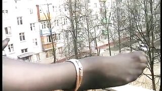 Жирный ублюдок трахает толстушку в чулках на балконе