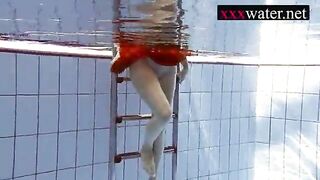 Худая рыжая шлюха плещется голой в бассейне и выставляет свою ебаную киску