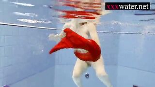 Худая рыжая шлюха плещется голой в бассейне и выставляет свою ебаную киску
