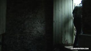 Худая шлюха отсасывает и трахается с лесным хуесосом на кухне, пока мужик дрочит где-то в стороне