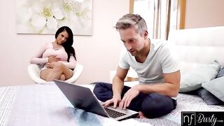 Шлюшка мастурбирует на кровати, пока муж отлучился: горячий секс с опытной сучкой!