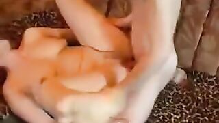 Горячий инцест на диване: Мамка с большими сиськами получает кремпай от своего пасынка!