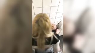 Две шлюхи лижут пизды и дрочат в грязном сортире клуба
