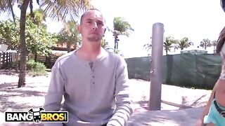 Худая шлюха на колёсах: сосёт и трахается с парнем в машине в презервативе