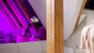 Горячая блондинка с огромными буферами дрочит и орет от жажды настоящего члена в свою киску