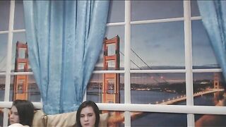 Две шлюшки-лесбиянки трахаются в прямом эфире нахуй