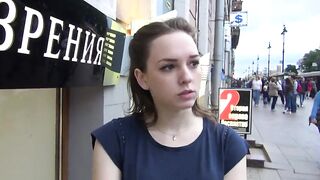 Шлюшка с сигаретой в руке рассказывает о своих грязных фантазиях