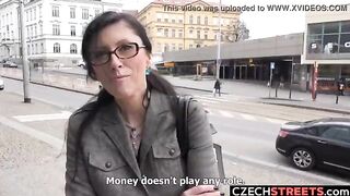 Грязный пикапер выебал чешскую шлюху за бабки прямо на улице