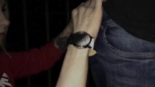 Грубая блондинка глотает толстый хуй незнакомца в темном переулке
