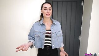 Шлюха демонстрирует свою тугую дырку парню