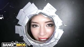 Грязная шлюха с пирсингом на пизде отсасывает хуй через дырку в стене