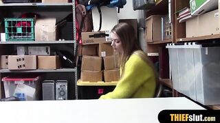 Горячая малышка-воришка получает жесткое наказание от охранника в его кабинете