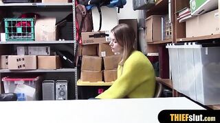 Горячая малышка-воришка получает жесткое наказание от охранника в его кабинете