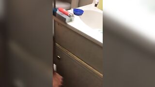 Шлюха с проседающими сиськами сосет хуй своему блядскому двоюродному брату