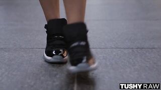 Горячая блондинка получает жесткий анальный трах от своего парня