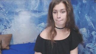 Горячая русская шлюшка танцует стриптиз и дрочит свою пизду перед камерой
