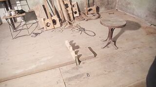 Жесткий BDSM: Связанная шлюха получает жесткую порку палкой по ступням от грубого мужика