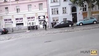Грубый пикапер трахнул шлюшку на диване после уличной охоты