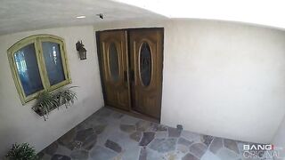 Шлюшка благодарит копа за еблю на кухне за своё спасение