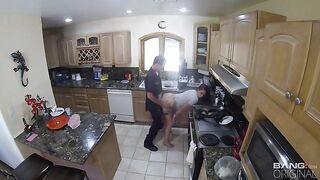 Шлюшка благодарит копа за еблю на кухне за своё спасение