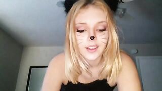 Шлюха с кошачьими ушками сосет хуй ублюдку