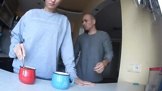 Жеребец трахает свою шлюшку на кухне вместо утреннего кофе