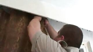 Жесткий трах мамаши с грязным пенсионером на кухне: отсос и куннилингус включены!