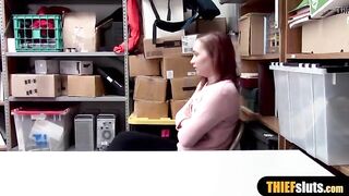 Юная шлюха воровка выебана охранником за украденный банан в супермаркете