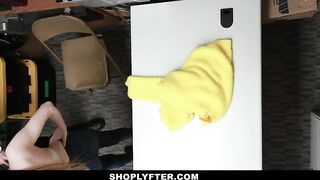 Шлюха с большими сиськами покупает свою кражу сексом с охранником