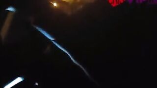 Маскированная шлюха сосет и трахается в подворотне