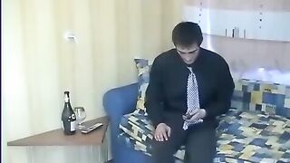 Молодая хуесоска обслуживает пьяного клиента
