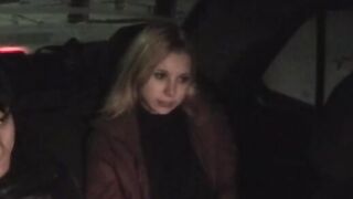 Пара занимается сексом в машине перед удивленным водителем такси