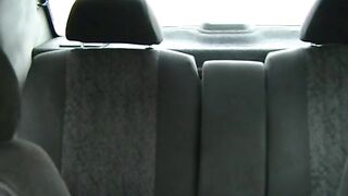 Пацан трахает подругу в машине на ходушке