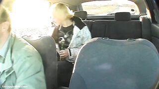 Страстный секс в автомобиле: блондинка оттрахана таксистом
