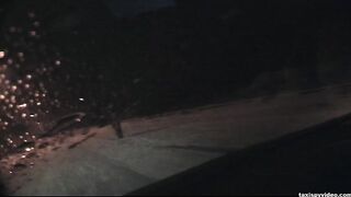 Русская красотка занимается сексом с водителем на заднем сиденье