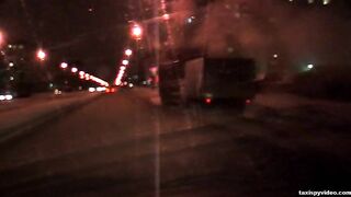 Брюнетка трахается с таксистом в автомобиле