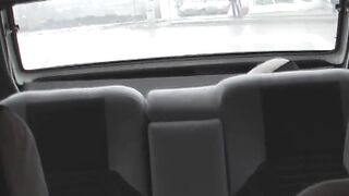 Парочка в похоти трахается в машине у таксиста - горячее порно видео