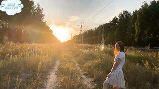 Рыжая красотка умело сосет член на природе