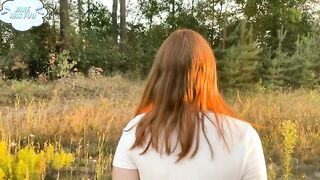 Рыжая красотка умело сосет член на природе