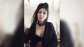Горячая девушка с большой грудью ублажает всех без ограничений