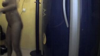 Женщина трахается в солярии и получает загар