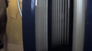 Женщина трахается в солярии и получает загар