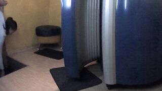 Скрытая камера в солярии: мастурбация загорающей красотки