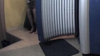 Скрытая камера в солярии: мастурбация загорающей красотки