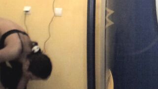 Горячая девушка получает жесткий секс в солярии