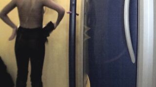 Горячая девушка получает жесткий секс в солярии