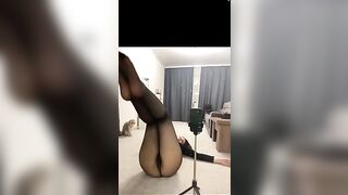 Катя соблазнительно надевает колготки на свою попку в эротическом видео