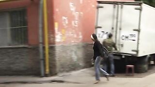 Брюнетка писает в джинсы на улице