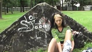 Брюнетка писает в джинсы на улице