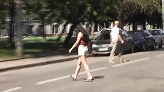Спонтанная смена трусиков возле парка с брызгами на асфальте